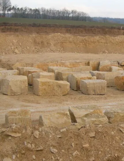 Extraction de blocs de Pierre de Bourgogne dans la carrière de Beaunotte